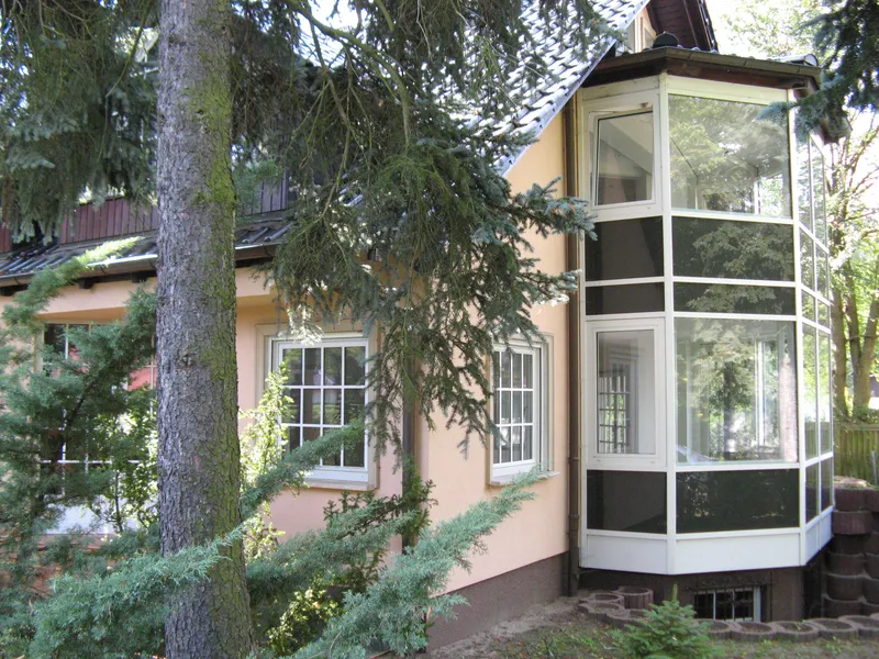Helle Dachgeschosswohnung im Zwei-Familienhaus im Grünen — photo 1